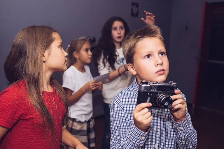 Kids investigating for an escape game