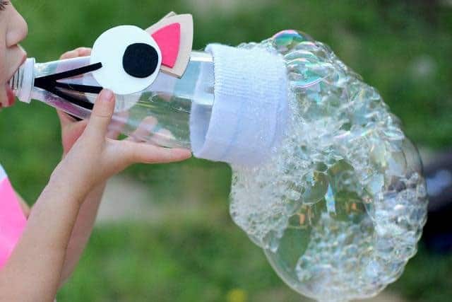 Les bulles de savon à faire soi-même avec les enfants